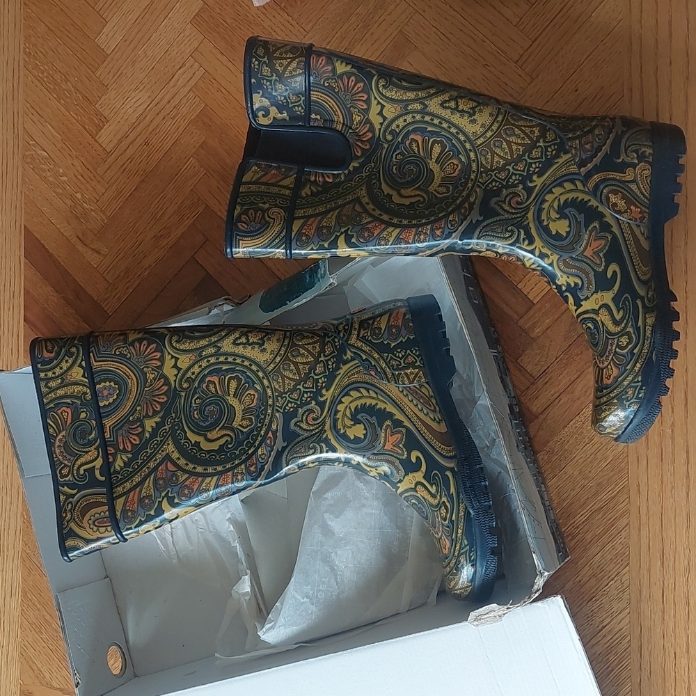 EUC women's Sperry navy paisley rain boots